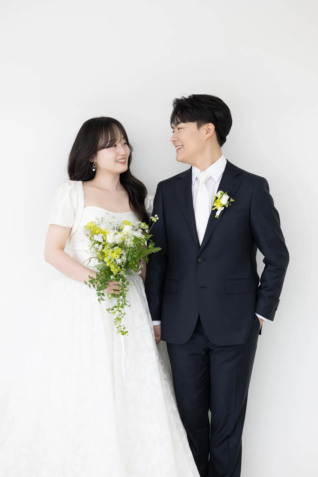 둘이 서로 바라보며 미소