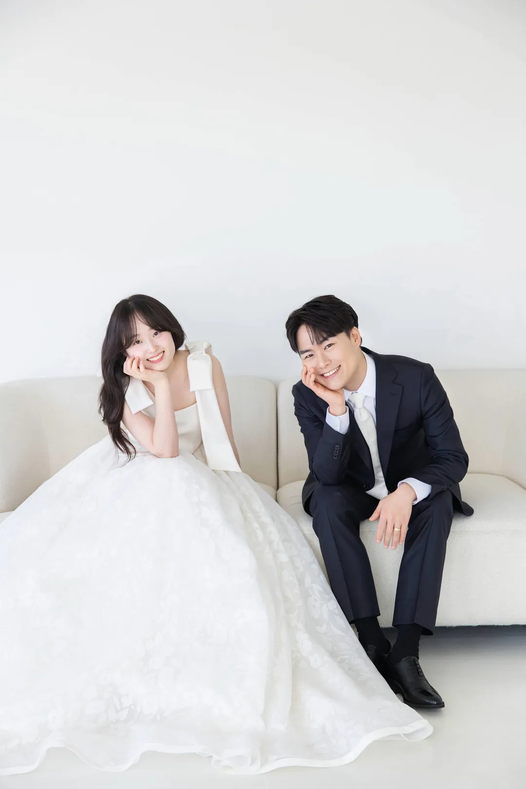 손에 턱을 받친 두 사람