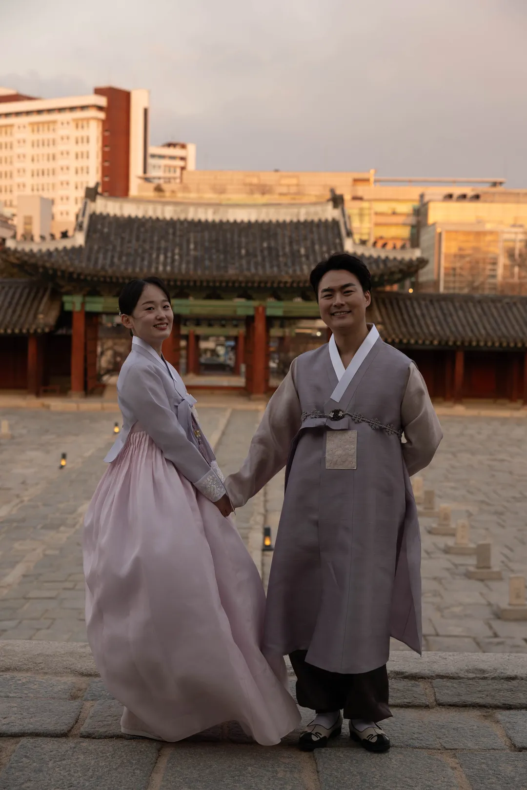 한복 입고 손잡고