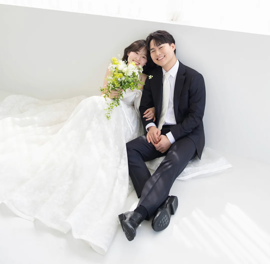 햇빛 아래 부케와 함께 미소