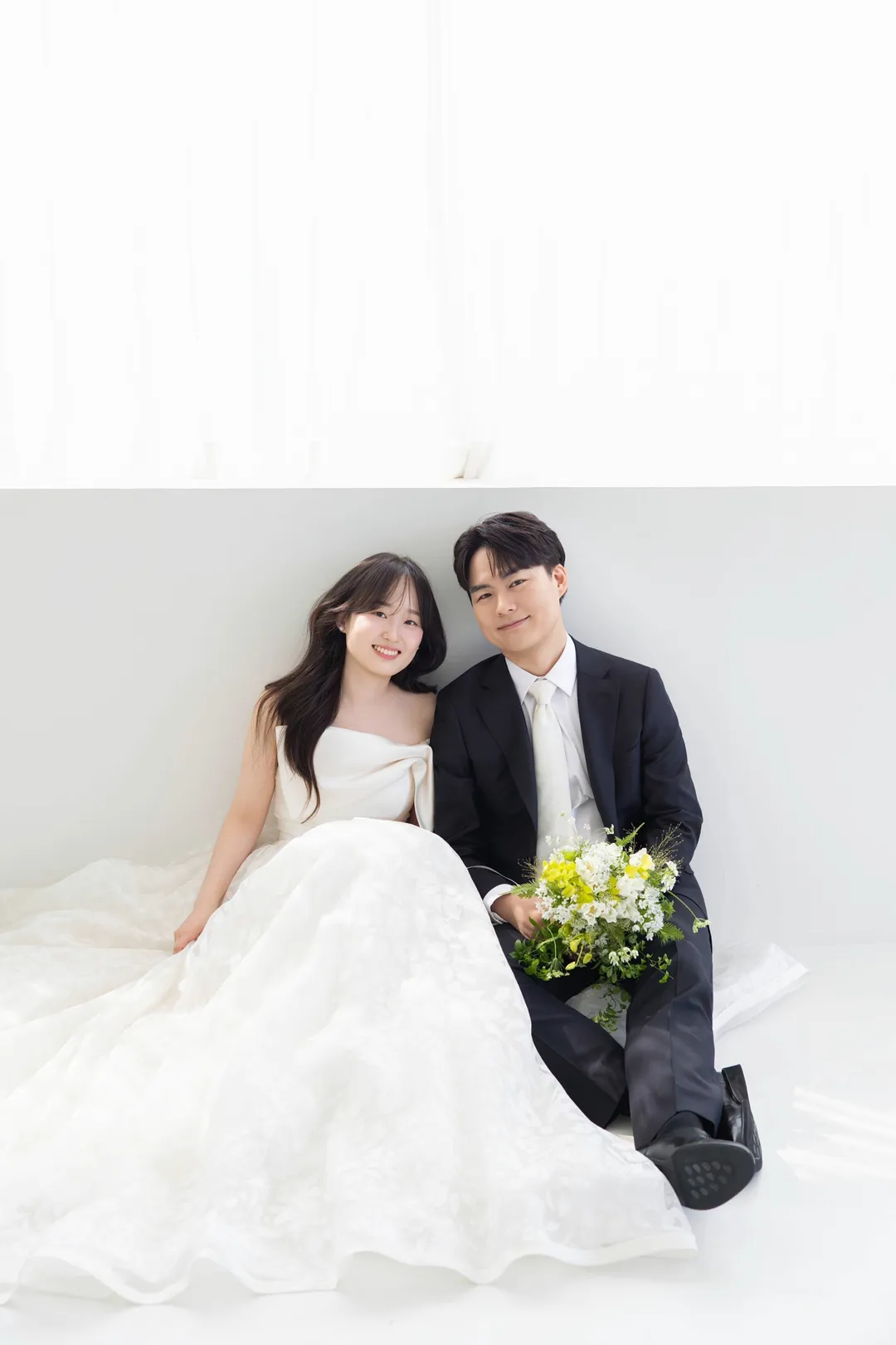 벽에 기대어 부케와 함께