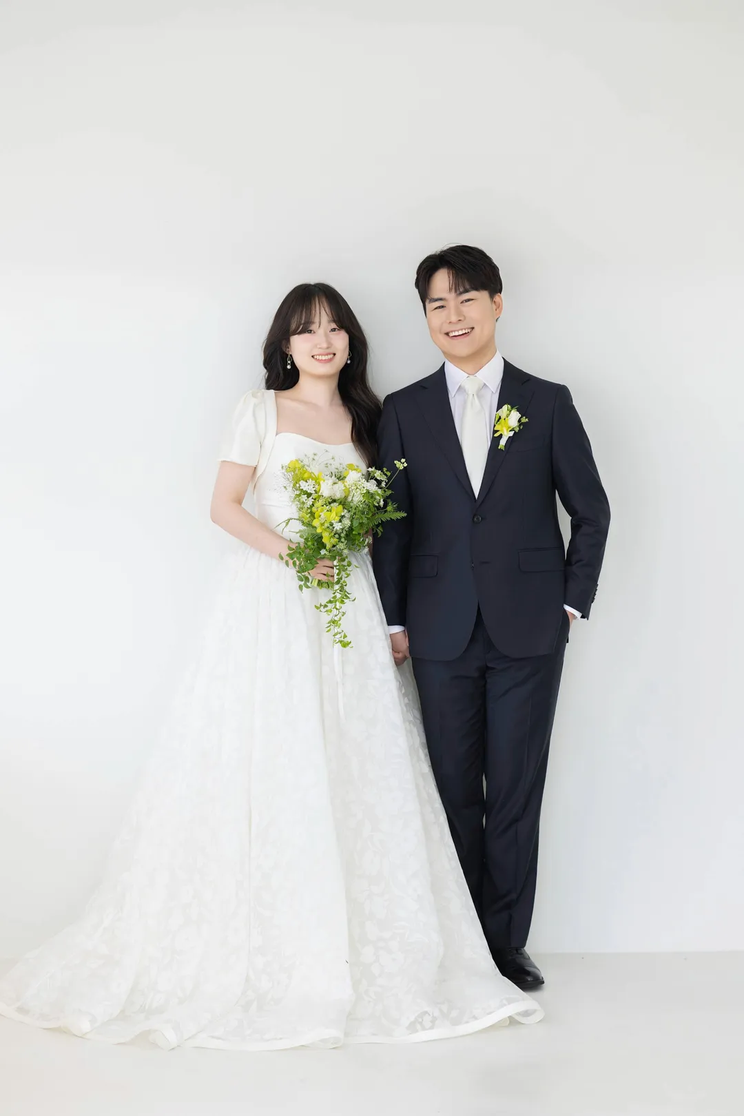 심플한 드레스로 다정한 미소