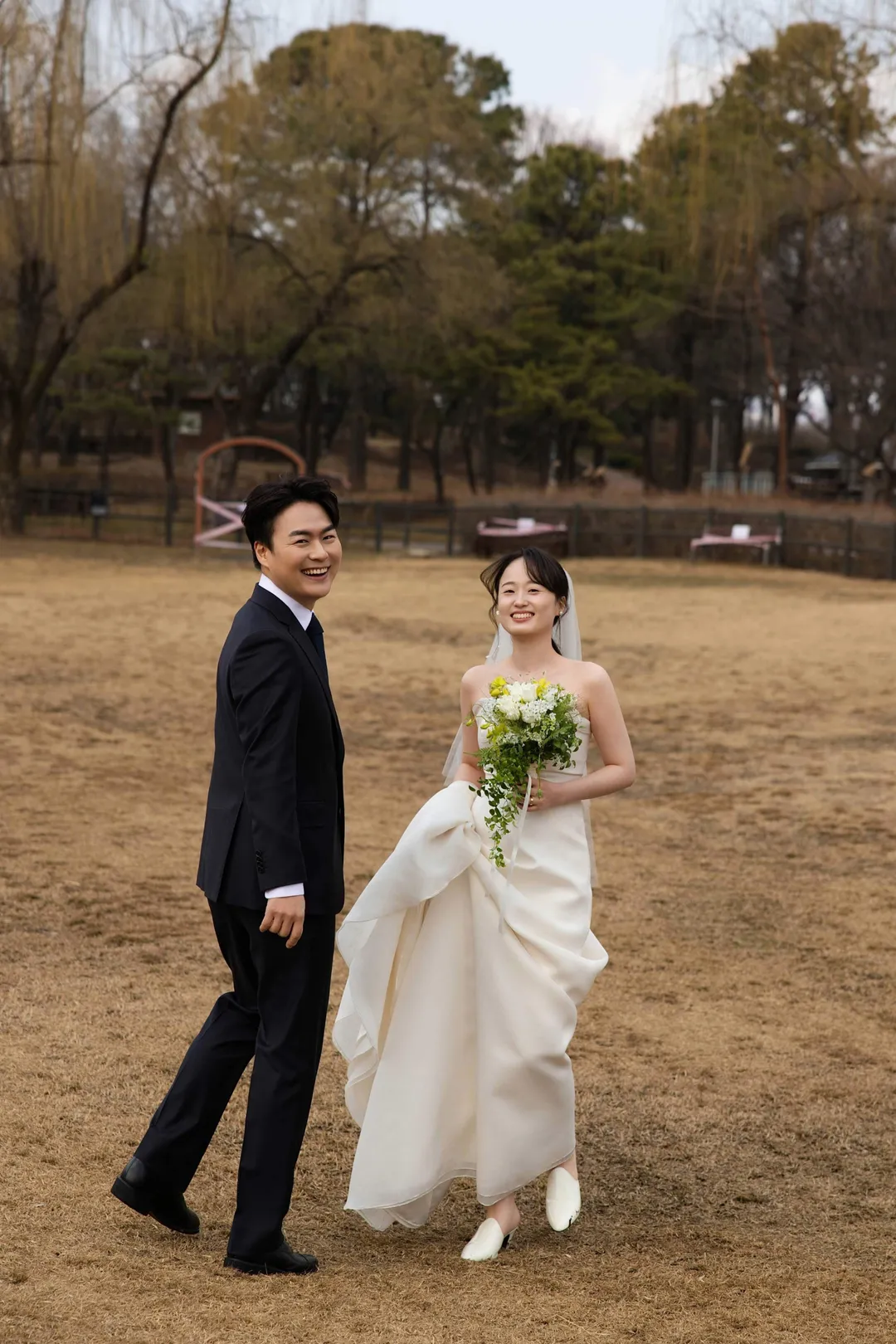 들판에서 함께 걷는 두 사람