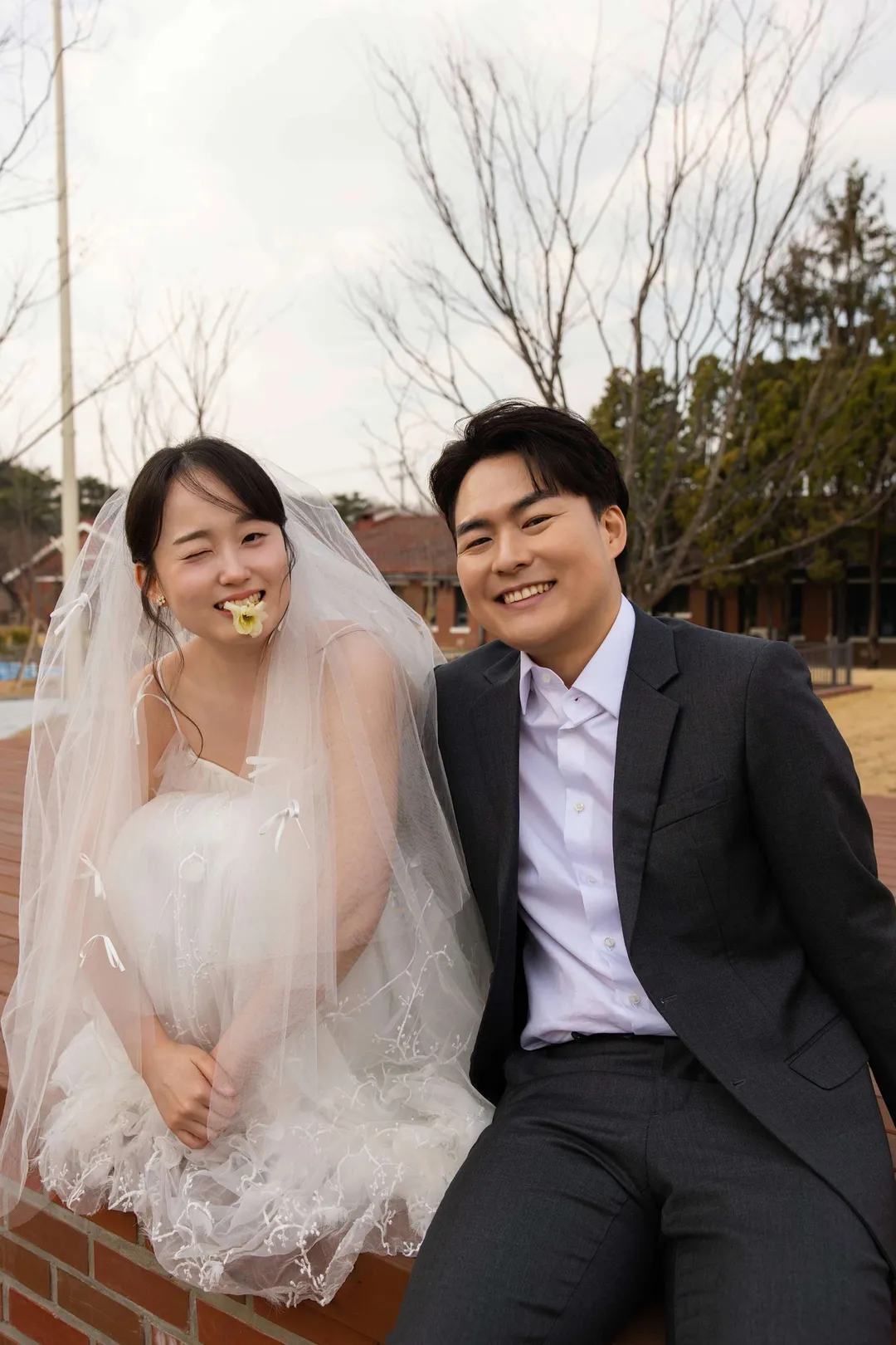 꽃을 입에 문 신부