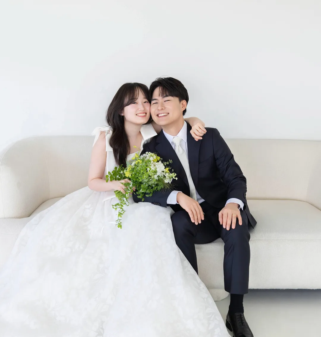소파에서 다정히 앉은 두 사람