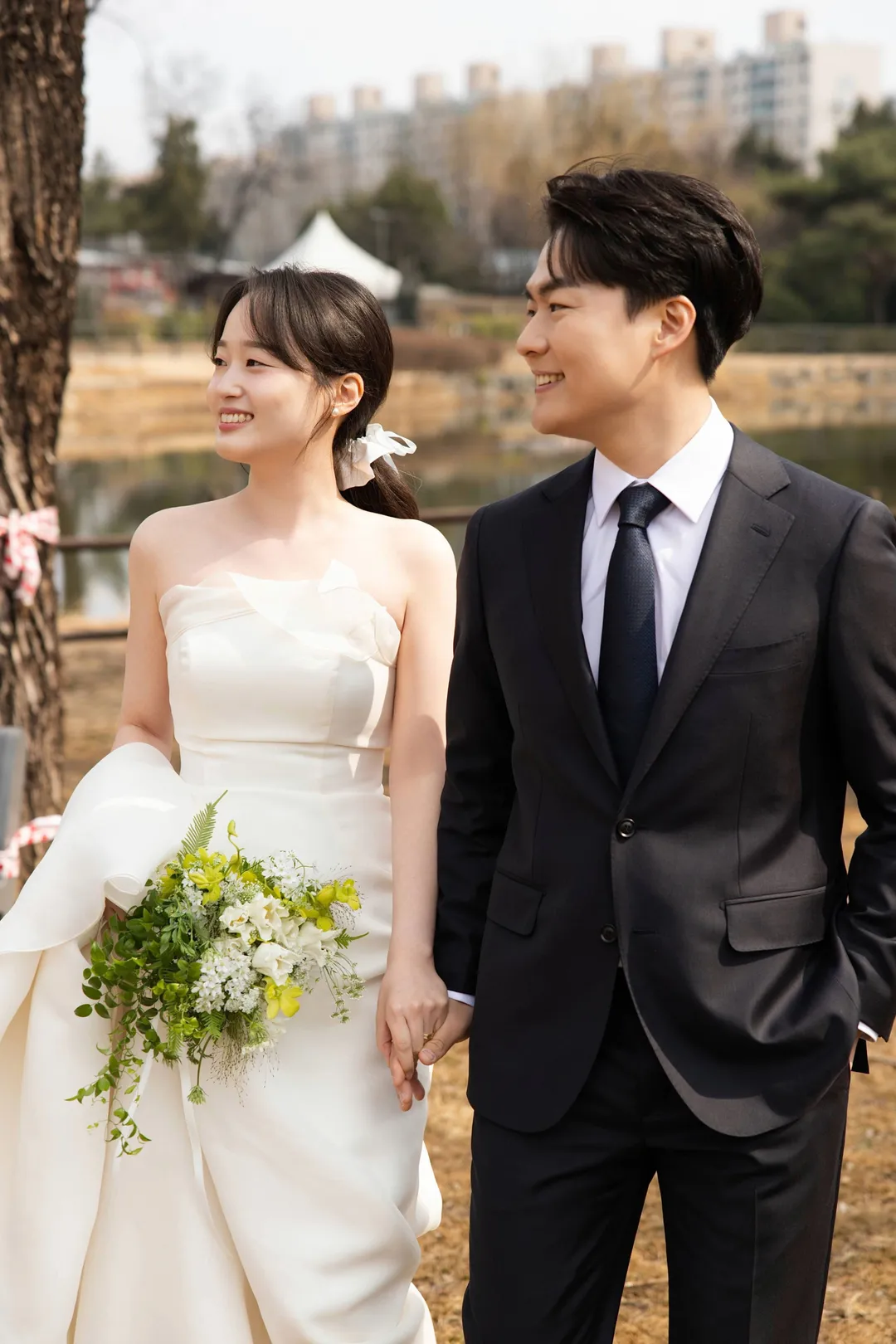 공원에서 마주 보는 두 사람