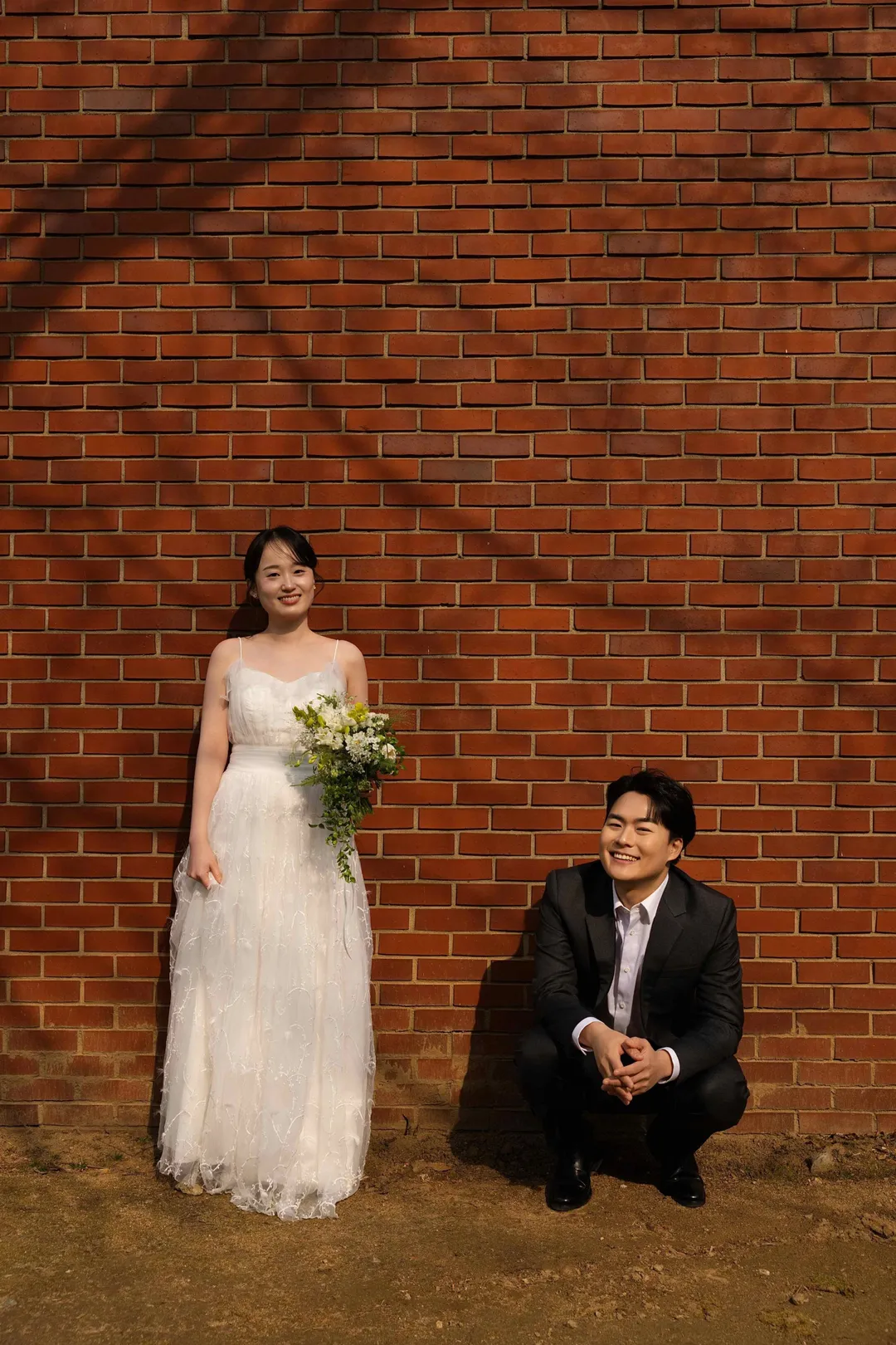 벽돌 벽 앞 비대칭 구도