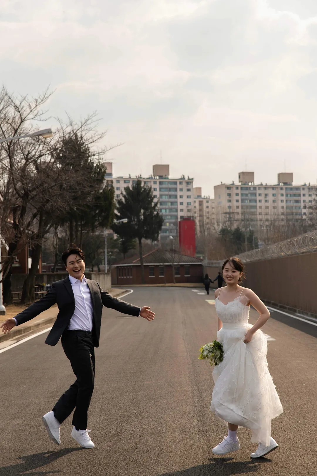양복 차림으로 팔 벌리고 거리에서