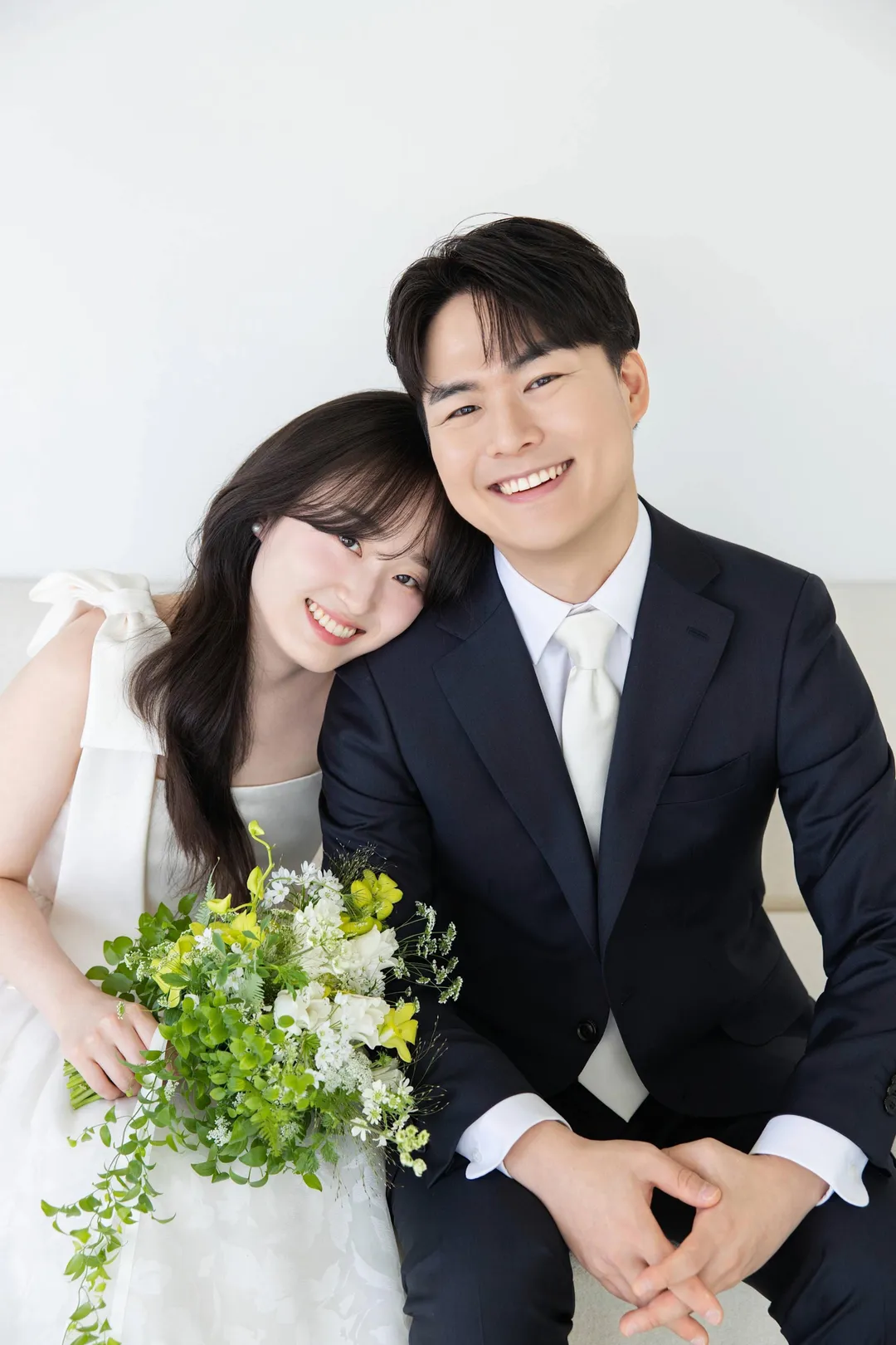 어깨에 머리 기대고 함께 미소